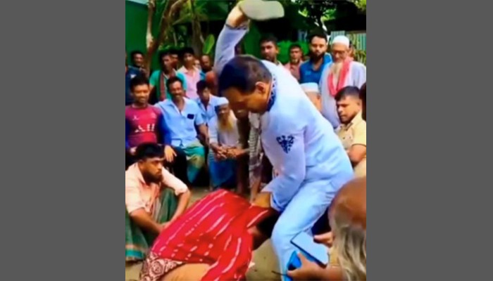 ​পরকীয়ার অভিযোগে সালিশে নারীকে জুতাপেটা, আইনি ভিত্তি নিয়ে প্রশ্ন
