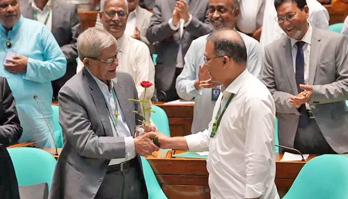 ফল ঘোষণার পর মির্জা ফখরুলের সঙ্গে প্রধানমন্ত্রী ও বিরোধীদলীয় নেতার কোলাকুলি