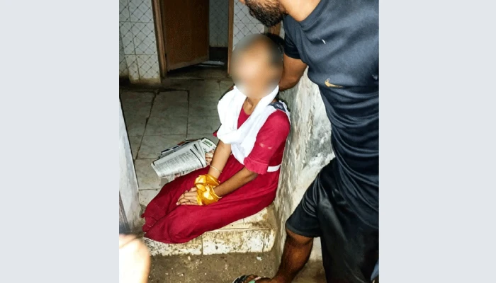 বিদ্যালয়ের বাথরুম থেকে হাত-পা ও মুখ বাঁধা অবস্থায় স্কুলছাত্রী উদ্ধার