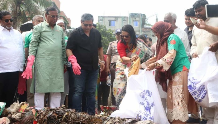 আদি বুড়িগঙ্গা চ্যানেল পরিচ্ছন্নতায় প্রতিমন্ত্রী শাহ আলম ও ডিসি ফরিদা