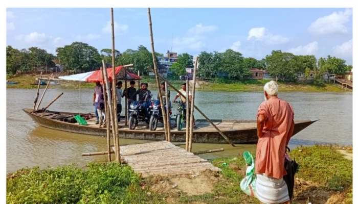 দুই পাড়ের বাসিন্দাদের একমাত্র ভরসা নৌকা