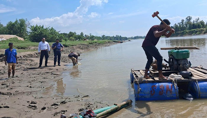 ​মিরসরাইয়ে অবৈধ বালু উত্তোলনের বিরুদ্ধে অভিযান, ধ্বংস ৯ শ্যালো মেশিন