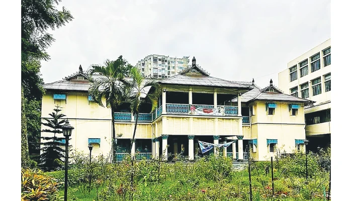 অযত্নে হারাচ্ছে গৌরীপুর লজের ঐতিহ্য