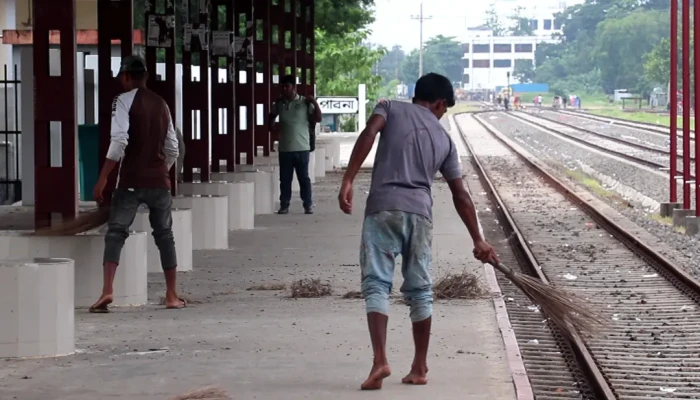 পাবনা-ঢাকা ট্রেন চালু ঘিরে স্টেশনে সংস্কারকাজ, চলছে শেষ প্রস্তুতি