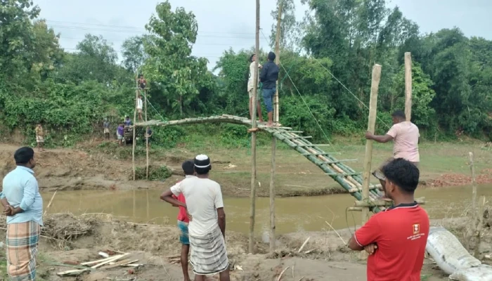 খালে বন্দি জীবন! স্কুল কিংবা হাসপাতাল,সবখানেই বাধা ফাইতং খাল