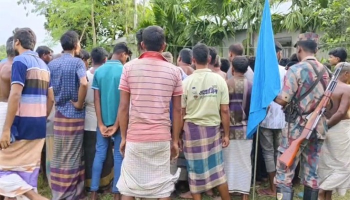 ​কৃষকদের ধাওয়া খেয়ে অস্ত্র ফেলে পালাল বিএসএফ