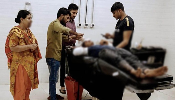 প্রেমিকের অস্ত্রের কোপে প্রেমিকার হাত বিচ্ছিন্ন, ​আহত বাবা-মা