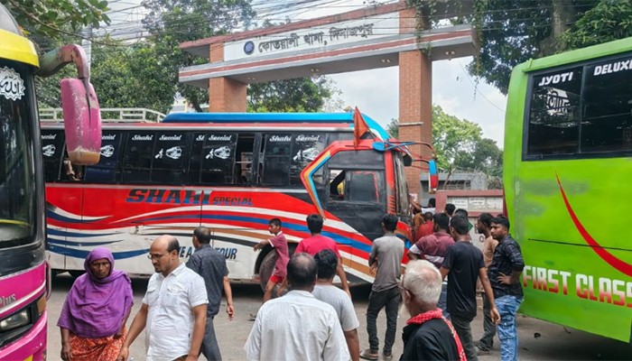 ​শ্রমিক নেতাকে আটকের প্রতিবাদে দিনাজপুরে থানা ঘেরাও, আহত ৫