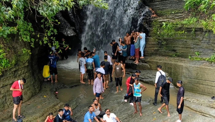 ঝর্ণায় ফিরেছে যৌবন: পাহাড়ে বাড়ছে পর্যটক