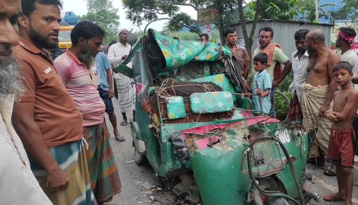 দাঁড়িয়ে থাকা ট্রাকে অটোরিকশার ধাক্কা, নিহত ২