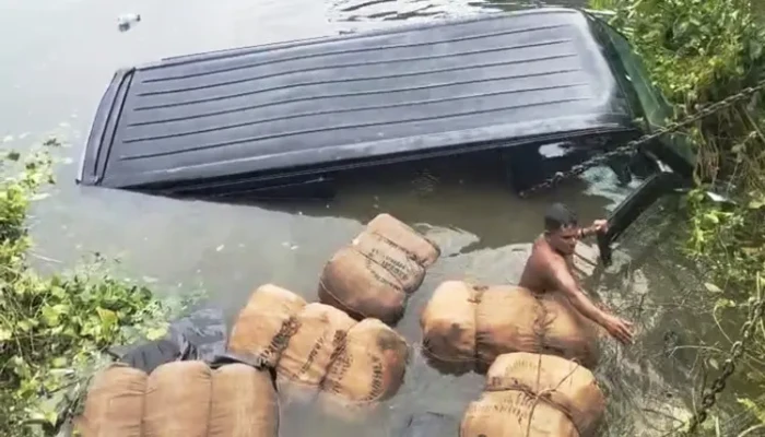 পুলিশের ধাওয়ায় নিয়ন্ত্রণ হারিয়ে পুকুরে মাইক্রোবাস, মিললো ৯ বস্তা গাঁজা