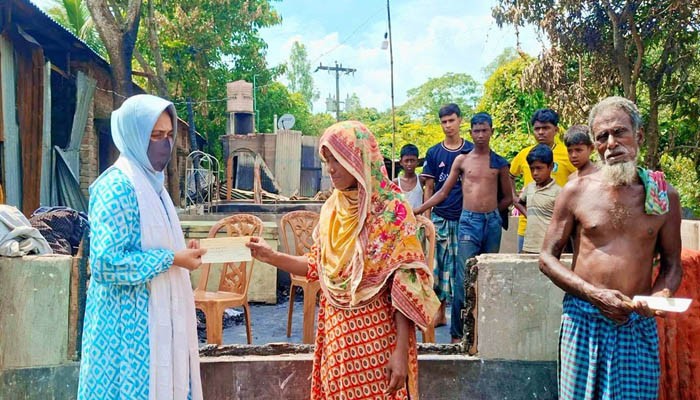 অগ্নিকান্ডে ক্ষতিগ্রস্থ পরিবারের পাশে কুড়িগ্রামের রাজারহাট ইউএনও