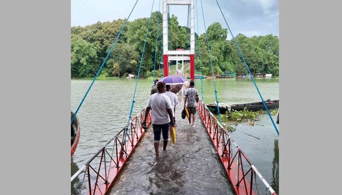 ডুবে গেছে কাপ্তাই হ্রদের ঝুলন্ত সেতু: পর্যটক চলাচলে নিষেধাজ্ঞা