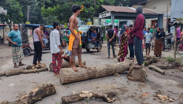 বগুড়ায় যুবককে পিটিয়ে ও রগ কেটে হত্যা, এলাকাবাসীর সড়ক অবরোধ