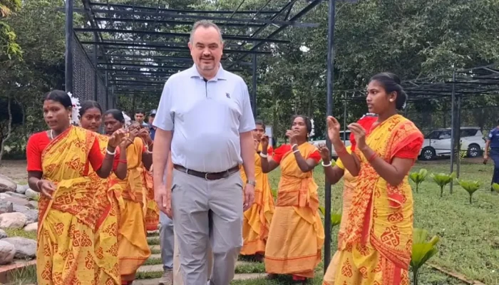 স্ত্রীসহ লোকায়ন জাদুঘরে মার্কিন রাষ্ট্রদূত, দেখলেন বাংলার ঐতিহ্য