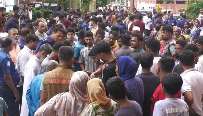 আসামি বহনকারী পিকআপ উল্টে পুলিশ সদস্য নিহত, আহত ১০