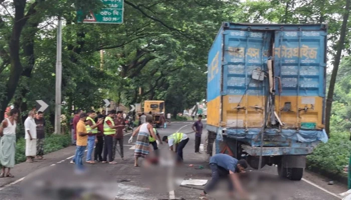 কাভার্ডভ্যানে বাসের ধাক্কায় নিহত ৩