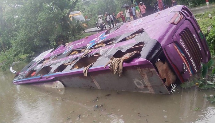 ঢাকা-কুয়াকাটাগামী ডাবল ডেকার বাস খাদে, আহত ৬
