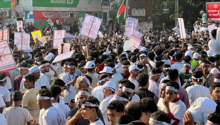 ​নোয়াখালীকে বিভাগ ঘোষণার দাবিতে শাহবাগ অবরোধ