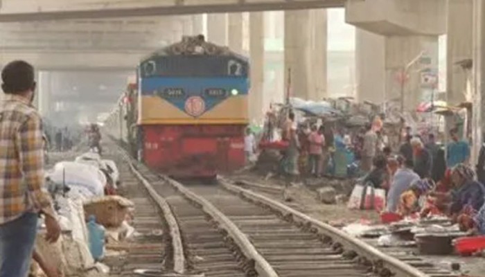 কারওয়ান বাজারে ট্রেনের ধাক্কায় বৃদ্ধ নিহত