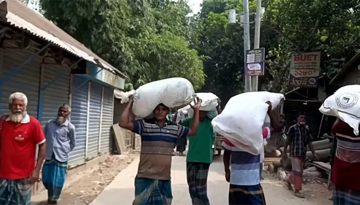বিতরণে বিলম্ব, ডিলারের গুদাম ভেঙে সার নিয়ে যাওয়ার অভিযোগ