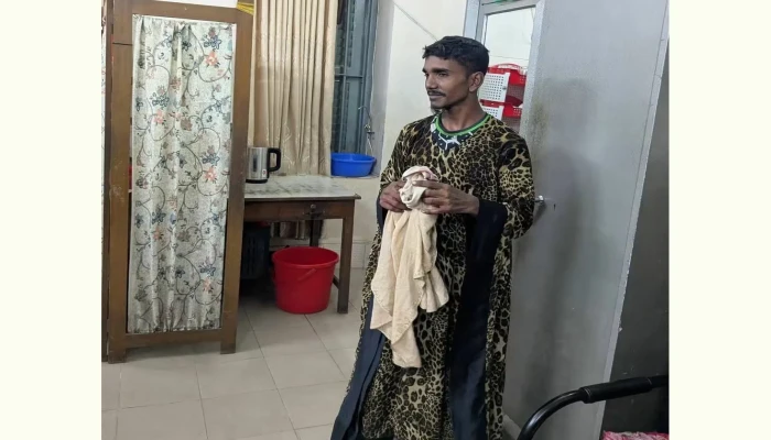 জবি ক্যাম্পাসে বোরকা পরে নারীর ছদ্মবেশে আসা এক পুরুষ আটক