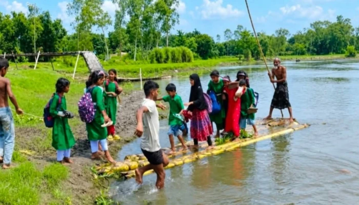 সংগ্রাম: কলাগাছের ভেলায় চড়ে যেতে হয় স্কুলে