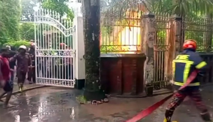​বজ্রপাতে বিদ্যুৎমন্ত্রীর বাসায় আগুন