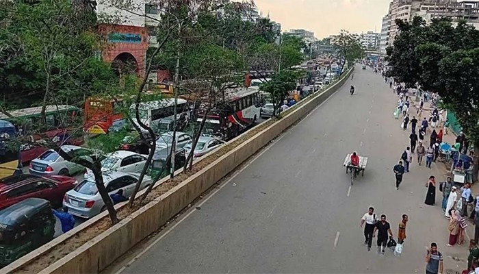 ​মহাখালী টার্মিনালের সামনে সড়ক অবরোধে মালিক ও পরিবহন শ্রমিকরা