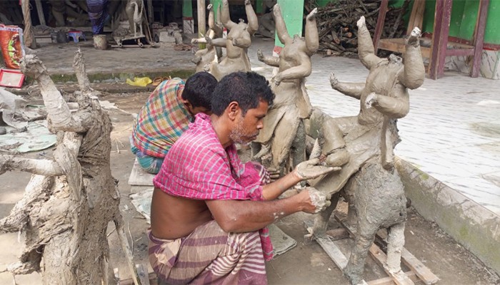 ​সরিষাবাড়ীতে প্রতিমা তৈরিতে ব্যস্ত শিল্পীরা