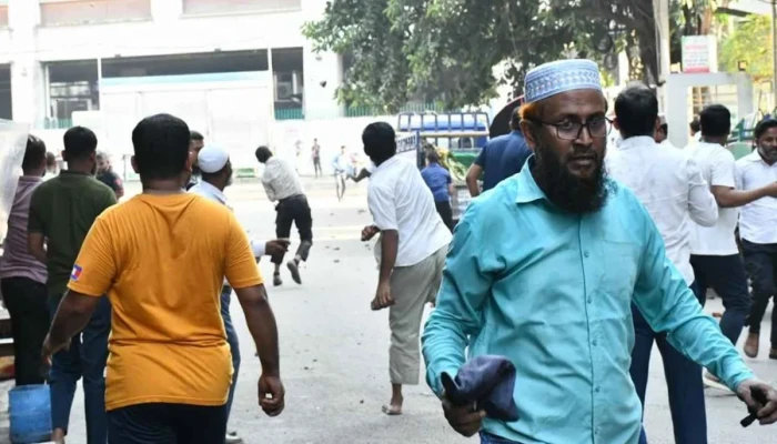 ইসলামী ব্যাংক টাওয়ারের সামনে দু’পক্ষের সংঘর্ষ
