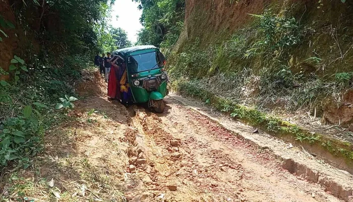 সড়ক আছে, চলাচলের উপায় নেই