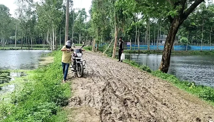 বর্ষায় কাদা-খরায় ধুলা: দুর্ভোগে গাইবান্ধাবাসী