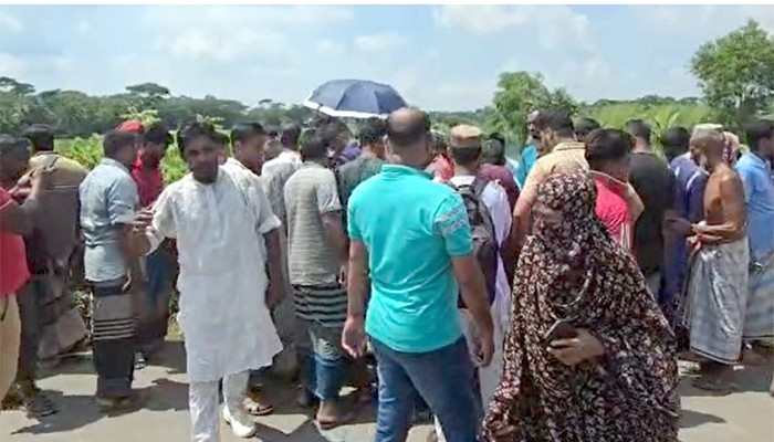 ​কলাপাড়ায় বাসের চাকায় প্রাণ গেল শিশু মাহিনের