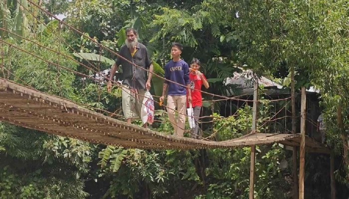ঝুলন্ত সেতুতে ঝুঁকিপূর্ণ জীবন!