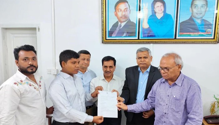 ​প্রধানমন্ত্রীর উদ্যোগে আজন্ম দৃষ্টিহীনকে চাকরিতে নিয়োগ দিল রাবি
