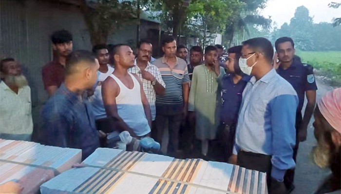​সরকারি ২২৬২ পাঠ্যবই উদ্ধার, ভাঙারি ব্যবসায়ী আটক