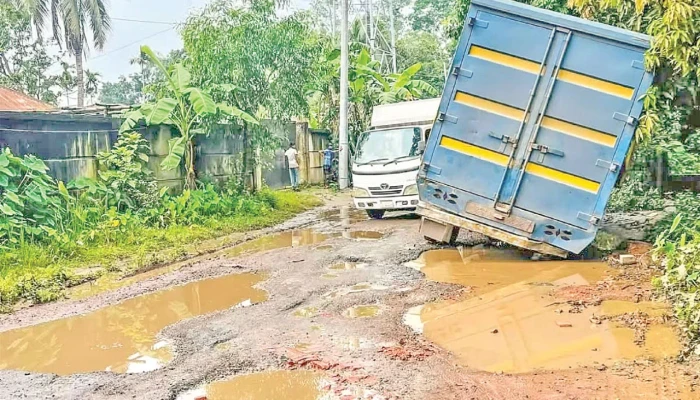 চৌদ্দগ্রাম-লাকসাম সড়ক খানাখন্দে ভরা