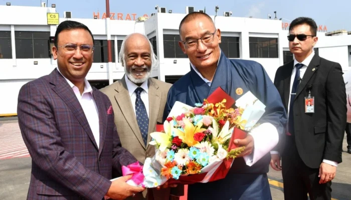 যাত্রা বিরতিতে ঢাকায় ভুটানের প্রধানমন্ত্রী, স্বাগত জানালেন মঈন খান