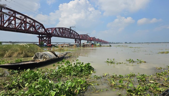 ঈশ্বরদীর চরাঞ্চলের ফসলি মাঠ এখনও পানির নিচে