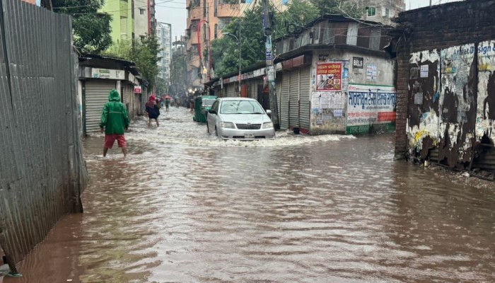 বৃষ্টিতে ডুবল রাজধানীর বিভিন্ন এলাকা