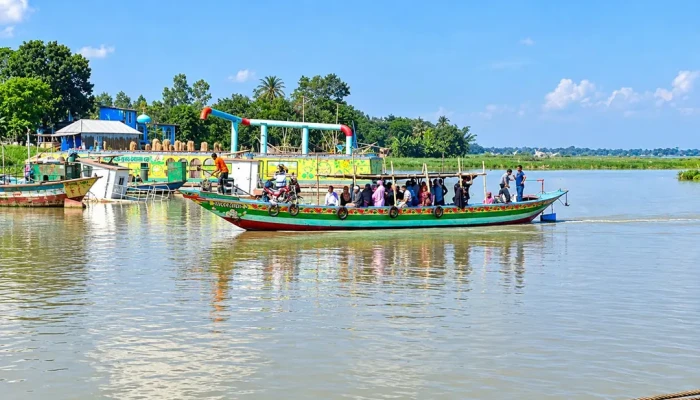 উত্তাল পদ্মায় ঝুঁকি নিয়ে ট্রলারে পারাপার