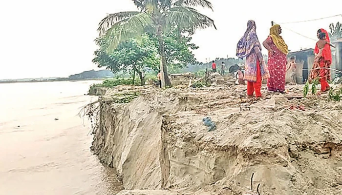 মধুমতির ভাঙনে হুমকিতে আশ্রয়ণ প্রকল্পের শতাধিক পরিবার