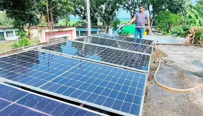 ​চাহিদা মিটিয়ে জাতীয় গ্রিডে বিদ্যুৎ বিক্রি করছেন প্রকৌশলী আখতারুজ্জামান