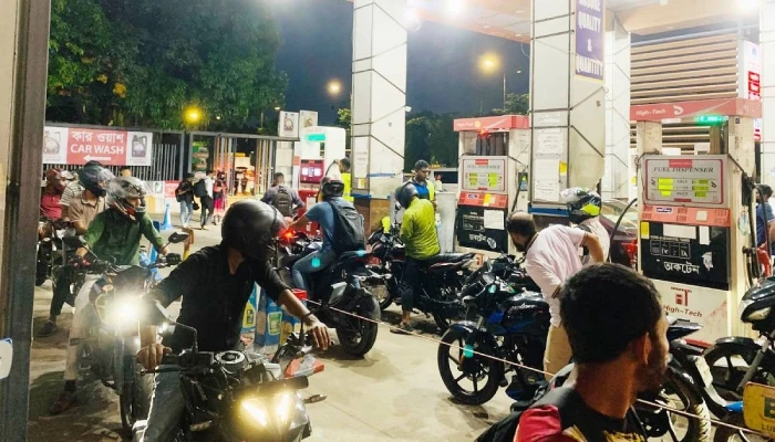 জ্বালানির দাম বৃদ্ধিতে বিপাকে রাইড শেয়ারিং চালকরা, কমেছে আয়