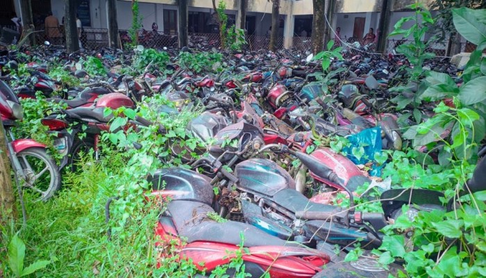 নষ্ট হচ্ছে কোটি টাকার যানবাহন