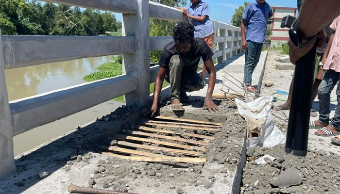 ​১০ কোটির সেতুতে রডের বদলে বাঁশ, ঠিকাদারকে শোকজ
