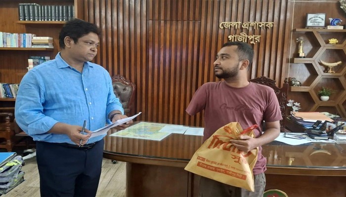 মানবিক তাড়না থেকেই অসহায়দের পাশে গাজীপুরের জেলা প্রশাসক