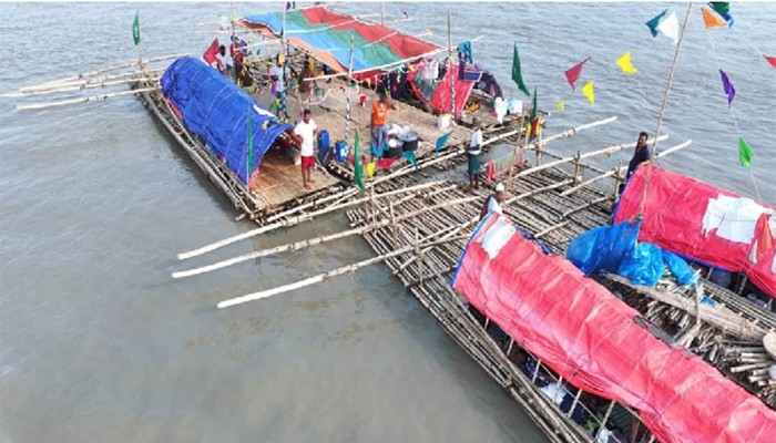 ​বাঁশের ভেলায় ভেসে আটরশি দরবারে ভক্তরা