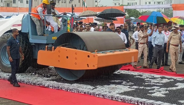 ​নিজেই রোলার চালিয়ে ৩ লাখের বেশি বোতল ফেনসিডিল ধ্বংস করলেন শুভেন্দু